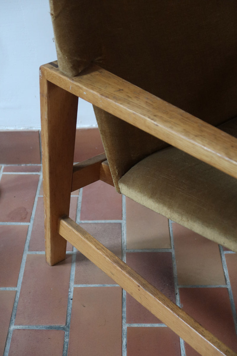 Fauteuil scandinave vintage en bois massif avec assise en velours brun, design moderniste années 50/60.