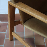 Fauteuil scandinave vintage en bois massif avec assise en velours brun, design moderniste années 50/60.