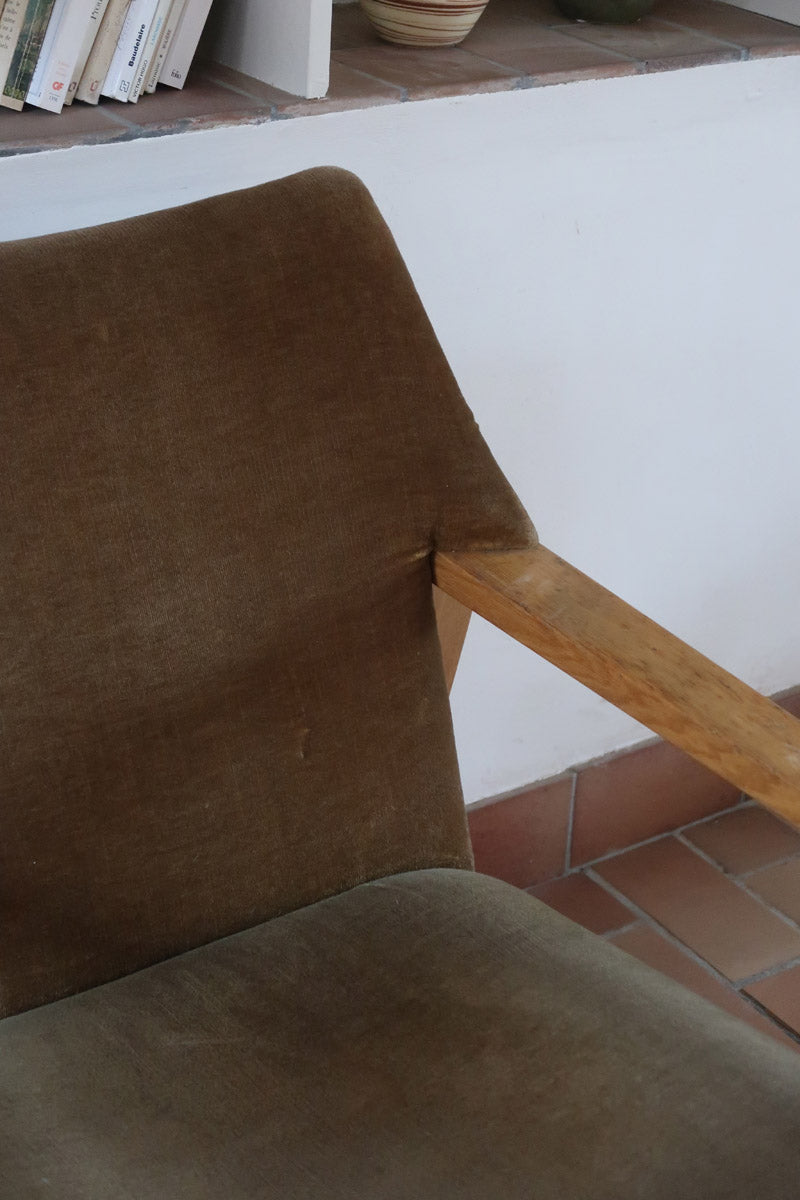 Fauteuil scandinave vintage en bois massif avec assise en velours brun, design moderniste années 50/60.