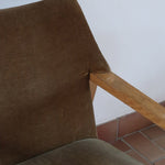 Fauteuil scandinave vintage en bois massif avec assise en velours brun, design moderniste années 50/60.