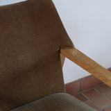 Fauteuil scandinave vintage en bois massif avec assise en velours brun, design moderniste années 50/60.