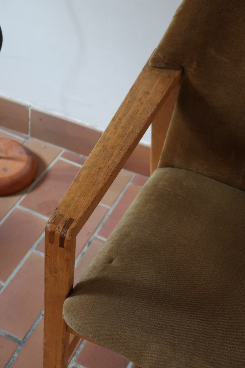 Fauteuil scandinave vintage en bois massif avec assise en velours brun, design moderniste années 50/60.