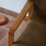 Fauteuil scandinave vintage en bois massif avec assise en velours brun, design moderniste années 50/60.