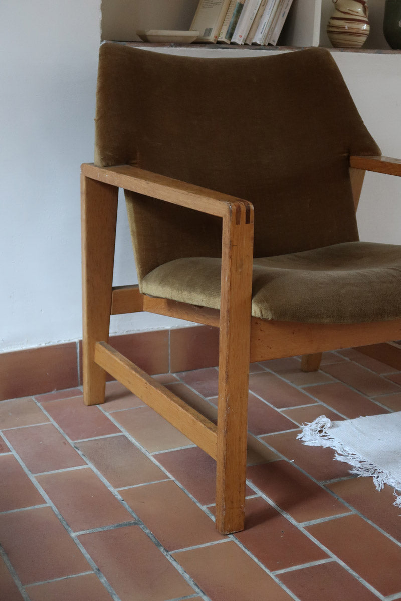 Fauteuil scandinave vintage en bois massif avec assise en velours brun, design moderniste années 50/60.