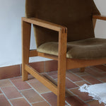 Fauteuil scandinave vintage en bois massif avec assise en velours brun, design moderniste années 50/60.