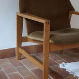 Fauteuil scandinave vintage en bois massif avec assise en velours brun, design moderniste années 50/60.
