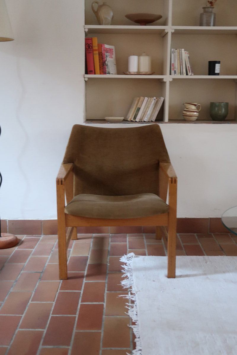 Fauteuil scandinave vintage en bois massif avec assise en velours brun, design moderniste années 50/60.