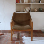 Fauteuil scandinave vintage en bois massif avec assise en velours brun, design moderniste années 50/60.