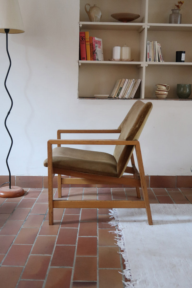 Fauteuil scandinave vintage en bois massif avec assise en velours brun, design moderniste années 50/60.