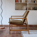 Fauteuil scandinave vintage en bois massif avec assise en velours brun, design moderniste années 50/60.