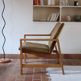 Fauteuil scandinave vintage en bois massif avec assise en velours brun, design moderniste années 50/60.