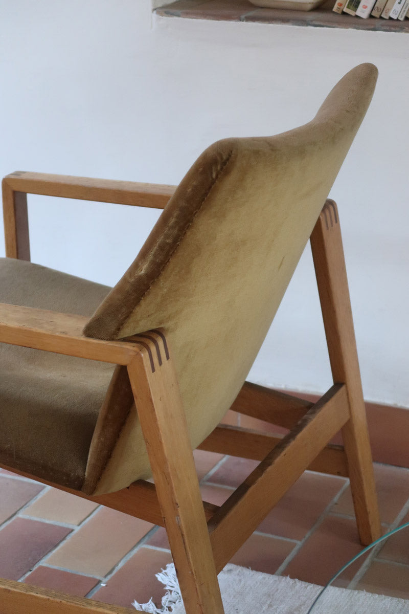 Fauteuil scandinave vintage en bois massif avec assise en velours brun, design moderniste années 50/60.