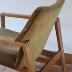 Fauteuil scandinave vintage en bois massif avec assise en velours brun, design moderniste années 50/60.