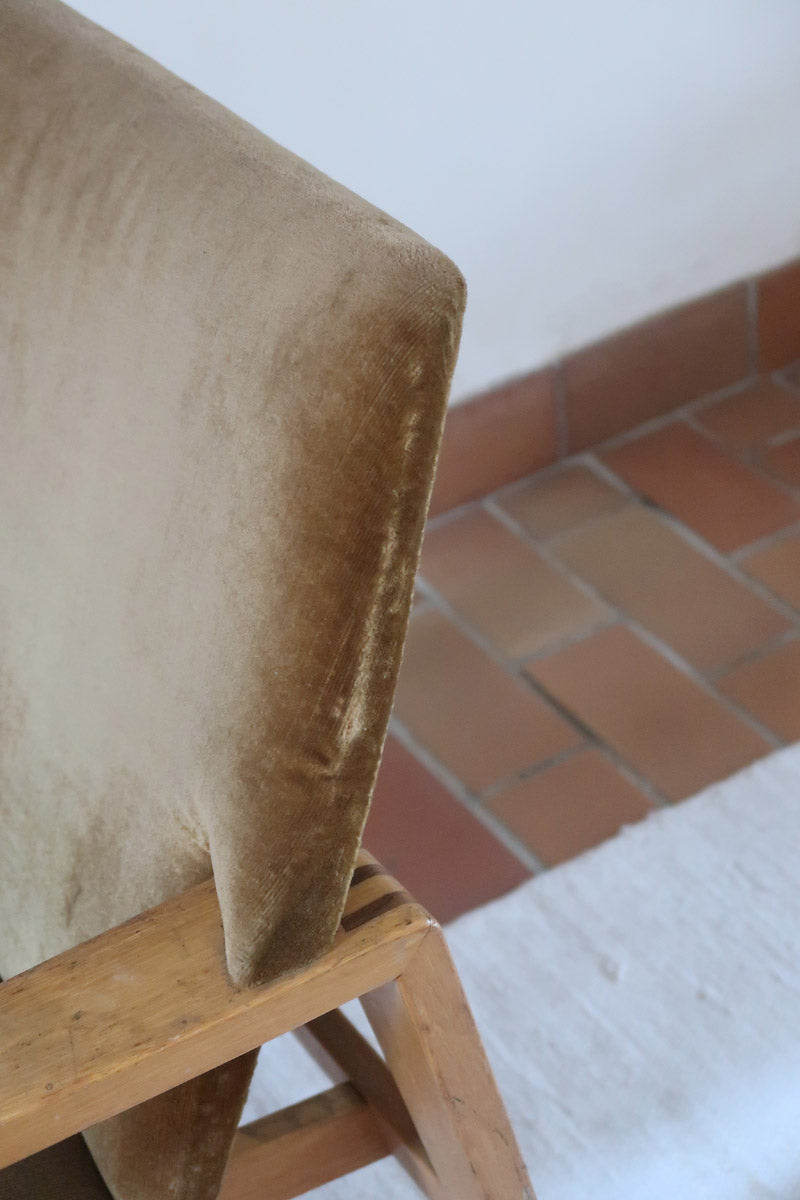 Fauteuil scandinave vintage en bois massif avec assise en velours brun, design moderniste années 50/60.