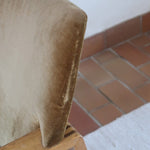 Fauteuil scandinave vintage en bois massif avec assise en velours brun, design moderniste années 50/60.