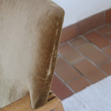 Fauteuil scandinave vintage en bois massif avec assise en velours brun, design moderniste années 50/60.