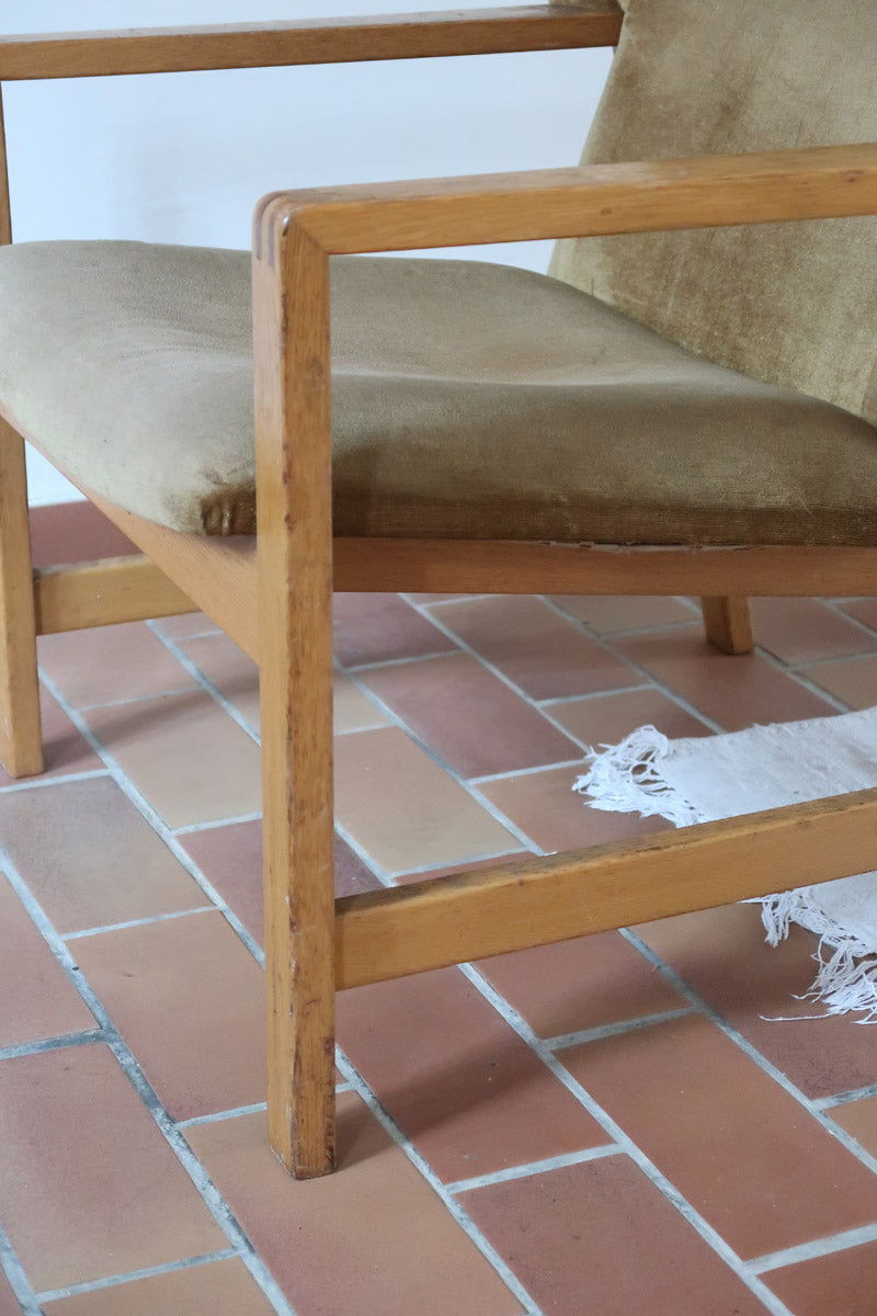 Fauteuil scandinave vintage en bois massif avec assise en velours brun, design moderniste années 50/60.