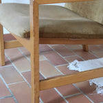 Fauteuil scandinave vintage en bois massif avec assise en velours brun, design moderniste années 50/60.