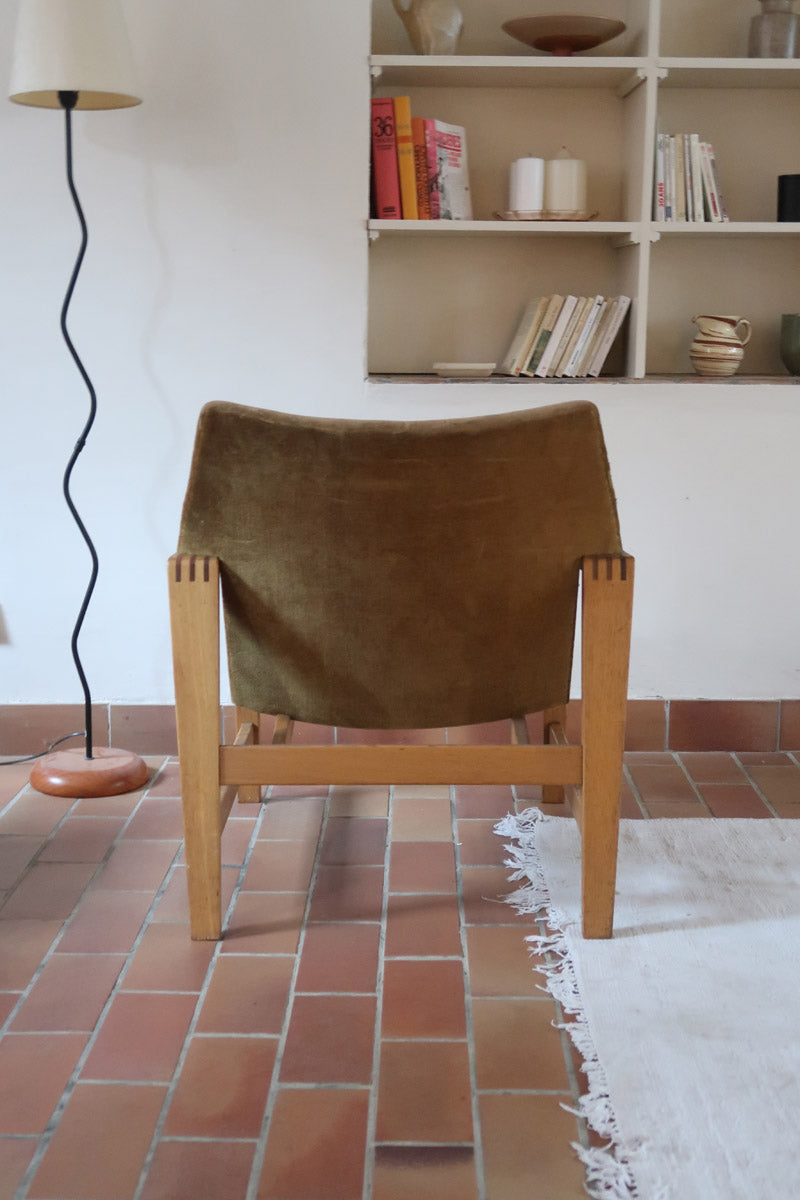 Fauteuil scandinave vintage en bois massif avec assise en velours brun, design moderniste années 50/60.