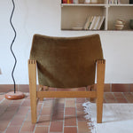 Fauteuil scandinave vintage en bois massif avec assise en velours brun, design moderniste années 50/60.