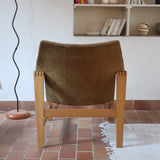 Fauteuil scandinave vintage en bois massif avec assise en velours brun, design moderniste années 50/60.