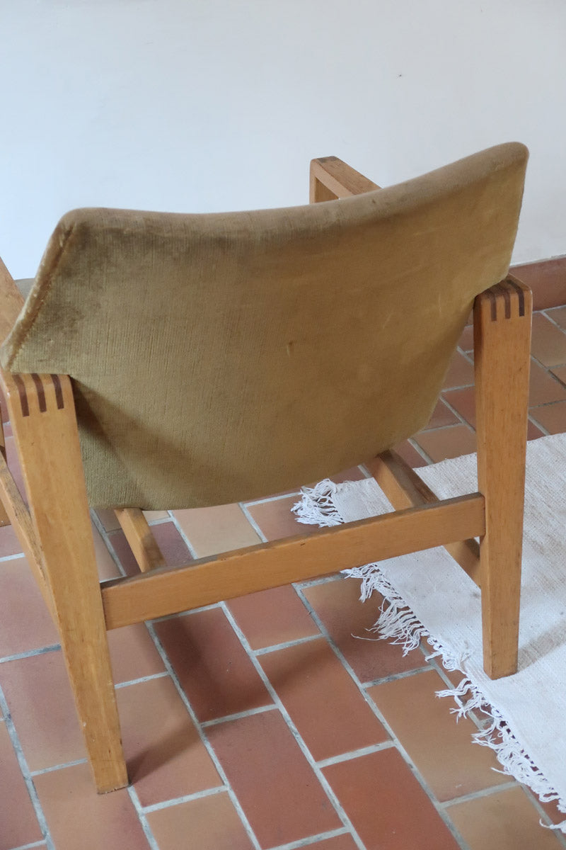 Fauteuil scandinave vintage en bois massif avec assise en velours brun, design moderniste années 50/60.