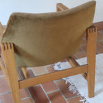 Fauteuil scandinave vintage en bois massif avec assise en velours brun, design moderniste années 50/60.