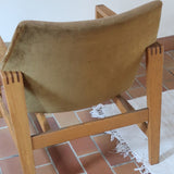 Fauteuil scandinave vintage en bois massif avec assise en velours brun, design moderniste années 50/60.