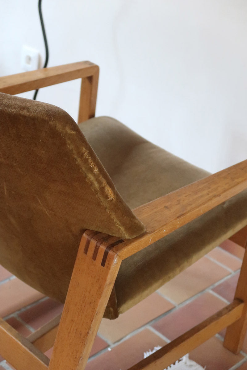 Fauteuil scandinave vintage en bois massif avec assise en velours brun, design moderniste années 50/60.