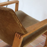Fauteuil scandinave vintage en bois massif avec assise en velours brun, design moderniste années 50/60.