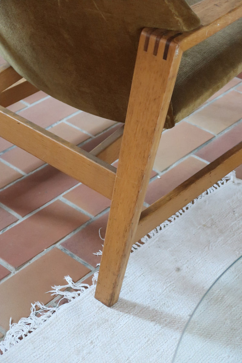 Fauteuil scandinave vintage en bois massif avec assise en velours brun, design moderniste années 50/60.