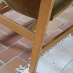 Fauteuil scandinave vintage en bois massif avec assise en velours brun, design moderniste années 50/60.