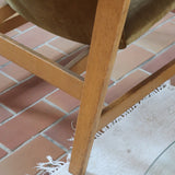 Fauteuil scandinave vintage en bois massif avec assise en velours brun, design moderniste années 50/60.