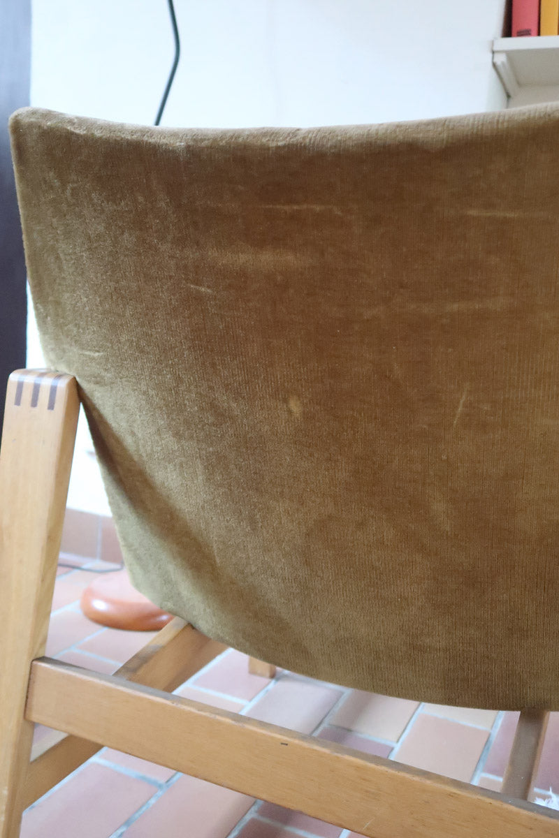 Fauteuil scandinave vintage en bois massif avec assise en velours brun, design moderniste années 50/60.