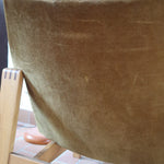 Fauteuil scandinave vintage en bois massif avec assise en velours brun, design moderniste années 50/60.