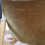 Fauteuil scandinave vintage en bois massif avec assise en velours brun, design moderniste années 50/60.