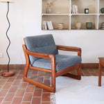 Fauteuil scandinave en teck Komfor avec coussins bleu gris déhoussables et piètement luge, fabriqué au Danemark.
