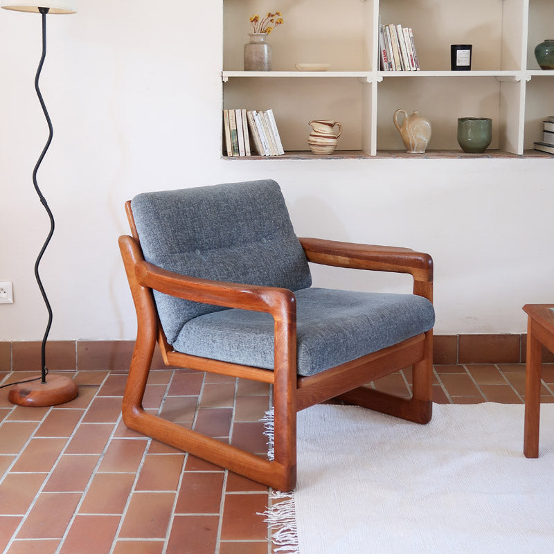 Fauteuil scandinave en teck Komfor avec coussins bleu gris déhoussables et piètement luge, fabriqué au Danemark.