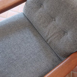 Fauteuil scandinave en teck Komfor avec coussins bleu gris déhoussables et piètement luge, fabriqué au Danemark.