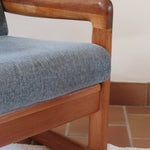 Fauteuil scandinave en teck Komfor avec coussins bleu gris déhoussables et piètement luge, fabriqué au Danemark.