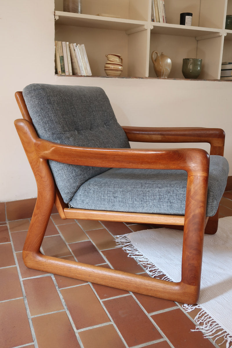 Fauteuil scandinave en teck Komfor avec coussins bleu gris déhoussables et piètement luge, fabriqué au Danemark.
