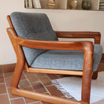 Fauteuil scandinave en teck Komfor avec coussins bleu gris déhoussables et piètement luge, fabriqué au Danemark.