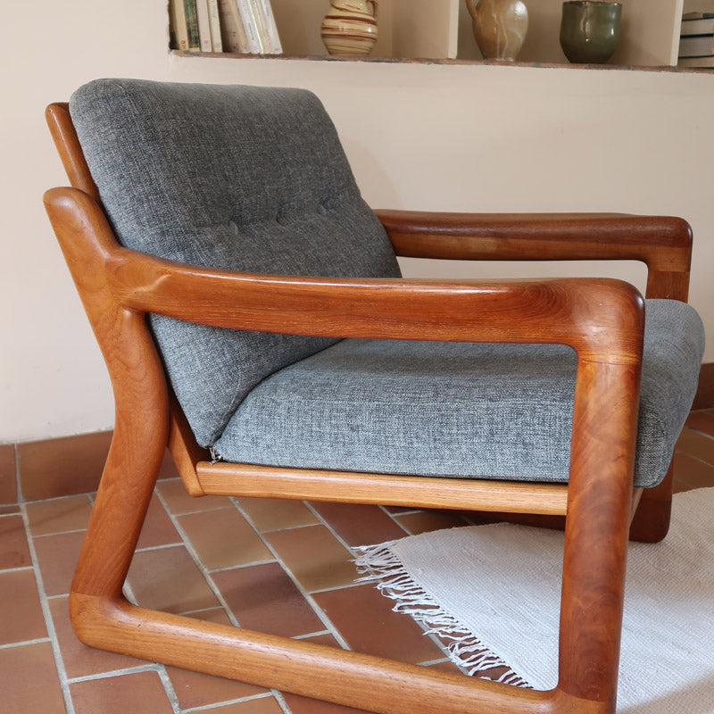 Fauteuil scandinave en teck Komfor avec coussins bleu gris déhoussables et piètement luge, fabriqué au Danemark.