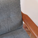 Fauteuil scandinave en teck Komfor avec coussins bleu gris déhoussables et piètement luge, fabriqué au Danemark.