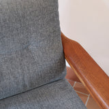 Fauteuil scandinave en teck Komfor avec coussins bleu gris déhoussables et piètement luge, fabriqué au Danemark.