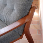 Fauteuil scandinave en teck Komfor avec coussins bleu gris déhoussables et piètement luge, fabriqué au Danemark.