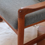 Fauteuil scandinave en teck Komfor avec coussins bleu gris déhoussables et piètement luge, fabriqué au Danemark.