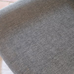 Fauteuil scandinave en teck Komfor avec coussins bleu gris déhoussables et piètement luge, fabriqué au Danemark.