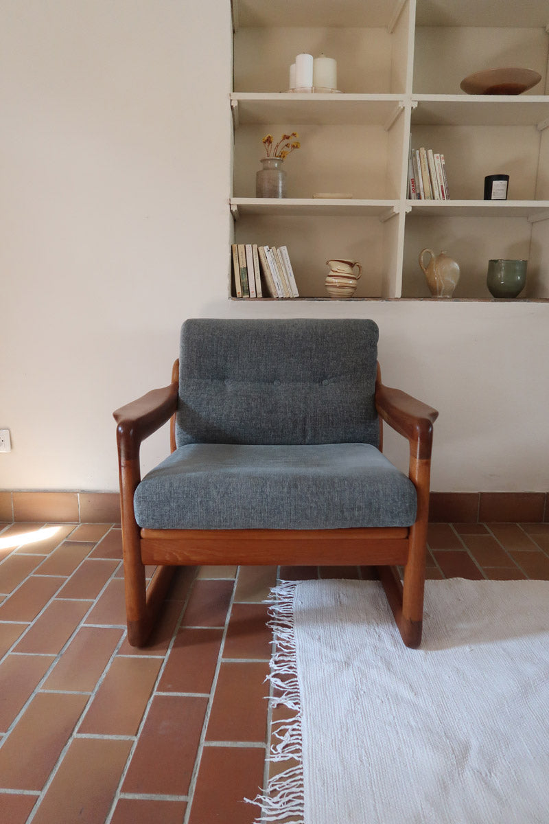 Fauteuil scandinave en teck Komfor avec coussins bleu gris déhoussables et piètement luge, fabriqué au Danemark.