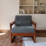 Fauteuil scandinave en teck Komfor avec coussins bleu gris déhoussables et piètement luge, fabriqué au Danemark.